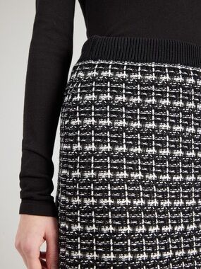 GU Black & White Knit Pencil Skirt